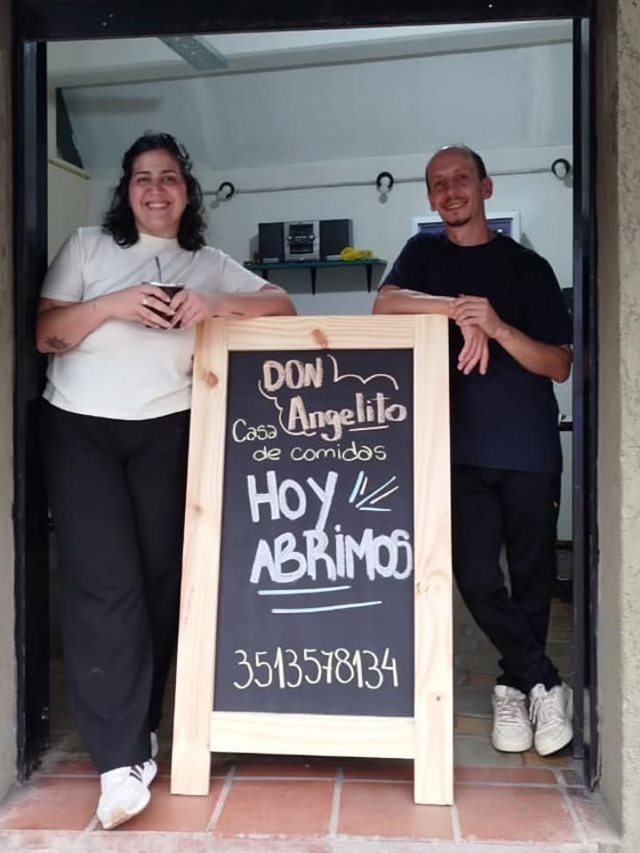 Agos y Marcos en la puerta del local de Don Angelito
