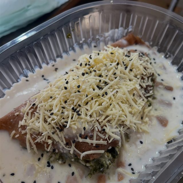 Vianda de panqueques rellenos con salsa blanca y queso gratinado