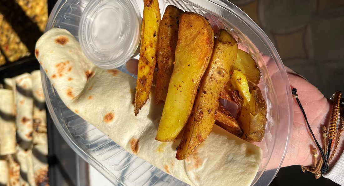 Vianda de wrap casero con papas rústicas y aderezo